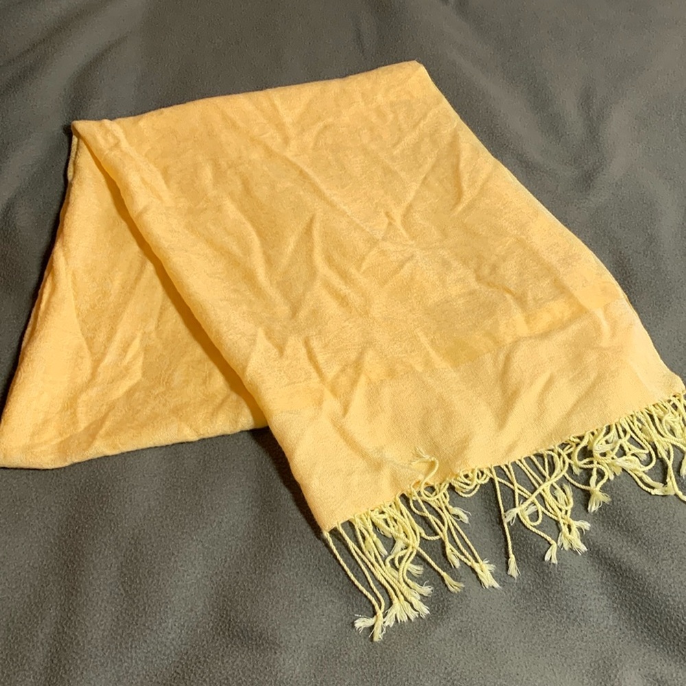 Sakkas Pashmina yellow paisley print w/ fringe. Approximately 27” x 66”